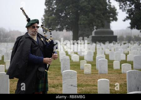 A pris sa retraite de la Marine marchande américaine Joseph Overstreet, Jr., représentant de la société militaire américain écossais, procède à des "fleurs de la forêt, sur les tuyaux de sac au cours d'une des couronnes nationales à travers l'Amérique cérémonie du Souvenir au Cimetière National Hampton de Hampton, en Virginie, le 17 décembre 2016. Des couronnes de cérémonie ont été présentés à chacune des branches de l'armée. Banque D'Images