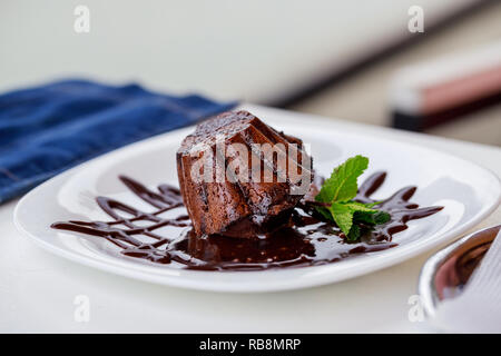 Fondant au chocolat individuels sur plaque blanche, gros plan Banque D'Images