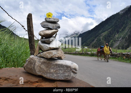 Le Ladakh, le Jammu-et-Cachemire, en Inde, en juillet 2018, les collectivités locales ne passe par pyramide faite en pierre avec des pierres pour la bonne fortune. Banque D'Images