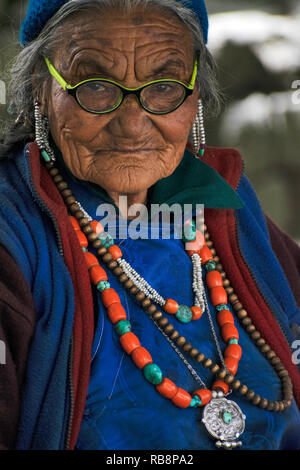 Le Ladakh, en Inde, en juillet 2018, une vieille femme en habits traditionnels. Banque D'Images
