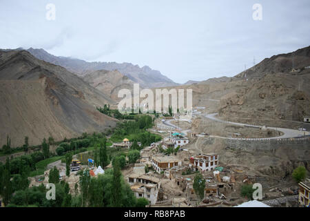 La Fotu ou Fatu La est un col de montagne sur la route Srinagar-Leh en arrière-plan. Monastère de Lamayuru. Le Ladakh, Inde Banque D'Images