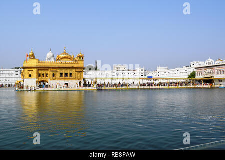 Temple d'or, le Gurdwara situé dans la ville d'Amritsar, Punjab, India Banque D'Images