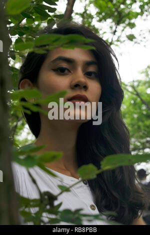 Close-up of young lady looking at camera, Pashan Tekdi, Pashan Sus road, Pune, Inde Banque D'Images