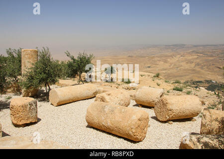 Vue depuis le Mont Nébo où Moïse en Jordanie vue de la Terre promise avec les restes des colonnes de l'ancien temple dédié à Moïse Banque D'Images