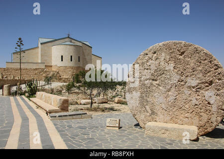 L'église du mémorial de Moïse et Abu badd - Rolling Stone utilisé comme porte de monastère byzantin sur le mont Nebo, Jordanie Banque D'Images