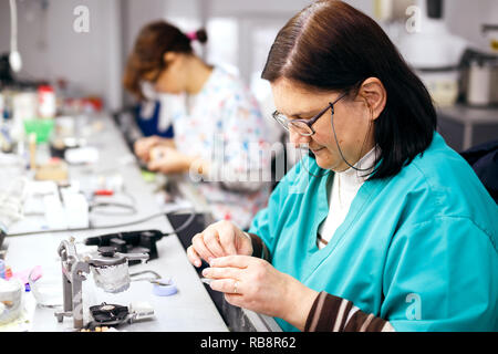 Technicien dentaire femmes travaillant sur une prothèse dentaire dans le laboratoire dentaire Banque D'Images