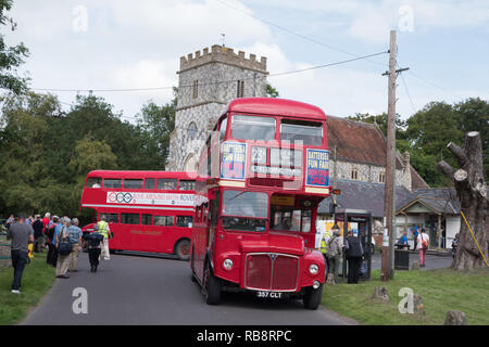 London Transport par autobus Routemaster Imber l'Église à l'événement annuel Imberbus dans la plaine de Salisbury Banque D'Images