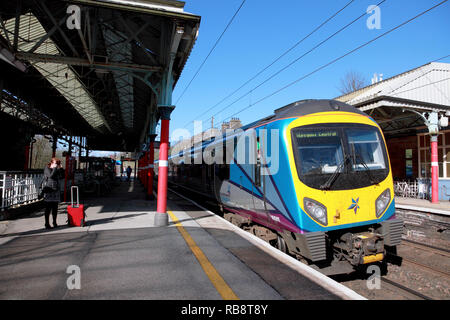 Un TransPennine Express à 2 plate-forme à Oxenholme station dans le Lake District, Cumbria, Angleterre du nord Banque D'Images