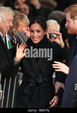 Le prince Harry et Meghan Markle rencontrent les membres du public au cours d'une visite du château de Cardiff au Pays de Galles Le jeudi 18 janvier 2018. Banque D'Images