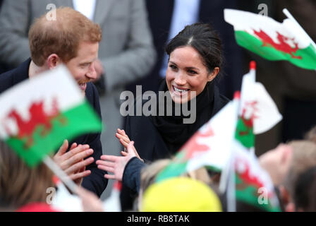 Le prince Harry et Meghan Markle rencontrent les membres du public au cours d'une visite du château de Cardiff au Pays de Galles Le jeudi 18 janvier 2018. Banque D'Images