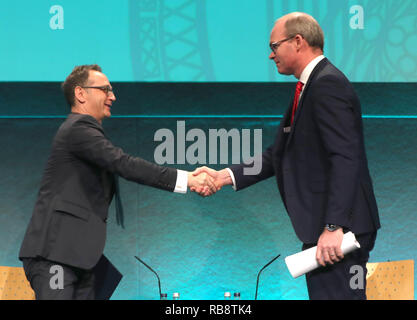 Le ministre allemand des affaires étrangères Heiko Maas (à gauche) et Simon Coveney Tanaiste à l'échelle mondiale l'Irlande 2025 : Making it Happen conference, au château de Dublin Centre de conférence. Banque D'Images