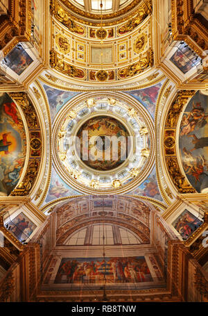 Saint-pétersbourg, Russie - Août 5, 2018. Intérieur de la Cathédrale St Isaac à Saint-Pétersbourg, en Russie. Vue de l'intérieur de belles décorations intérieures Banque D'Images