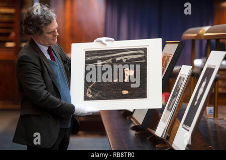 Un membre du personnel au British Museum de Londres détient 'Melancholy III' (1902) d'Edvard Munch avant une importante exposition sur le travail de l'artiste, 'Edvard Munch : Amour et romance', plus tard dans l'année. Banque D'Images
