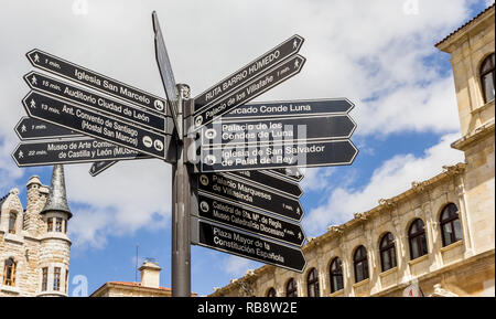 Inscrivez-touristiques à la Plaza San Marcelo square à Leon, Espagne Banque D'Images