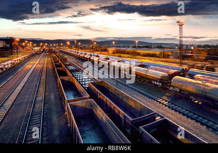 La Station de Train de marchandises en conteneurs de fret, du transport ferroviaire Banque D'Images
