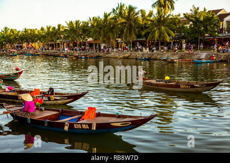 Les bateaux d'excursion alignés dans le fleuve à la ville ancienne de Hoi An. Banque D'Images