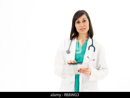 Happy female doctor with stethoscope et presse-papiers en uniforme de l'hôpital isolé sur fond blanc copie espace dans le domaine des soins de santé Les professionnels performants Banque D'Images