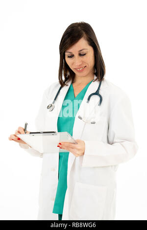 Portrait of happy female doctor with stethoscope et presse-papiers dans un hôpital isolé sur fond blanc uniforme et exemplaire de l'espace dans les soins de professi Banque D'Images