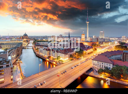 Berlin à l'aube avec un ciel dramatique Banque D'Images