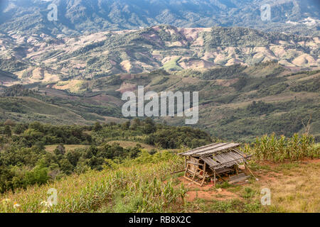 Ancienne maison de bambou au sommet des collines en arrière-plan la montagne. Banque D'Images