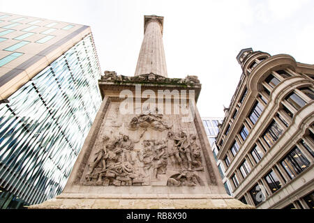 L'allégement de Cibber, à la base du monument au grand incendie de Londres, plus communément connu simplement comme le Monument, est une colonne dorique à Londres. Banque D'Images