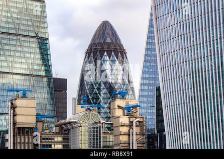 Le Gerhkin par entourant la construction de gratte-ciel dans le quartier financier de Londres. Banque D'Images