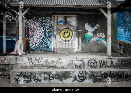 Graffiti sur une plage de Batu Balong, Bali. Banque D'Images