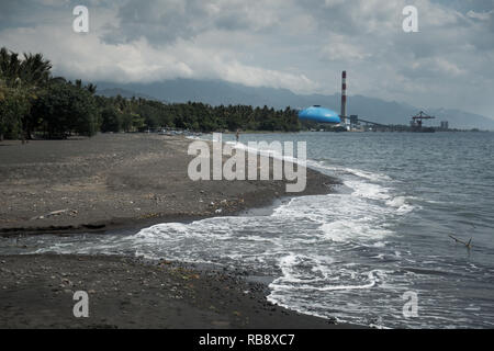 L'Celukan Bawang power station est un 380 mégawatts (MW) centrale à charbon à Celukan Bawang à Buleleng Régence, Nord de Bali, Indonésie. Banque D'Images