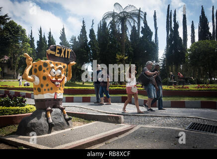 SquarePantspants SpongeBob dans le temple d'Ulun Danu Beratan Banque D'Images