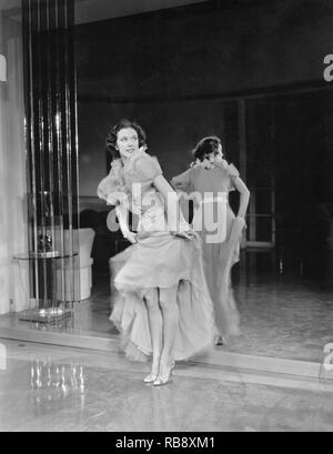 Eleanor Powell. 1912-1982. L'actrice et danseuse américaine, photographié ici quand rehersing pour une nouvelle Metro-Goldwyn-Mayer Film musical dans les années 1930. Banque D'Images