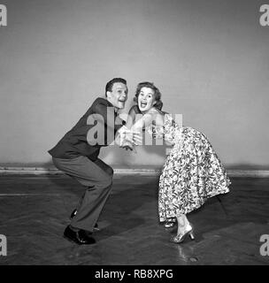 Charleston danse. Une danse nommée ainsi d'après les ville de Charleston, Caroline du Sud et a été popularisé aux États-Unis par un accord de 1923 appelé le Charleston. Le sommet pour le Charleston comme une danse par le public a été le milieu de 1926 à 1927. Photo Sonja Stjernquist et John Ivar Deckner dansant le Charleston 1950. Kristoffersson Photo ref BA68-2 Banque D'Images