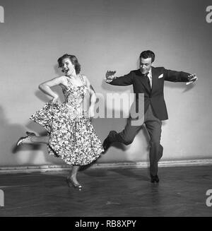 Charleston danse. Une danse nommée ainsi d'après les ville de Charleston, Caroline du Sud et a été popularisé aux États-Unis par un accord de 1923 appelé le Charleston. Le sommet pour le Charleston comme une danse par le public a été le milieu de 1926 à 1927. Photo Sonja Stjernquist et John Ivar Deckner dansant le Charleston 1950. Kristoffersson Photo ref BA68-6 Banque D'Images