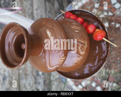 Fontaine de chocolat foncé Vue supérieure avec fraise stick Banque D'Images