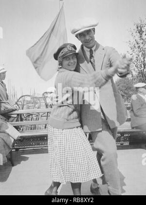 Il danse de 1920. Un jeune couple à l'extérieur tenant l'autre. Suède 1920 Banque D'Images