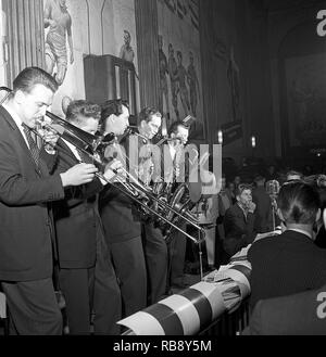 Danser dans les années 50. La piste de danse est remplie de couples de danseurs de passer à la musique. Arne Domnerus chef de bande avec son orchestre sur scène. Suède 1952. Ref 2212 Banque D'Images