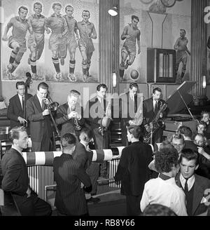 Danser dans les années 50. La piste de danse est remplie de couples de danseurs de passer à la musique. Arne Domnerus chef de bande avec son orchestre sur scène. Suède 1952. Ref 2212 Banque D'Images