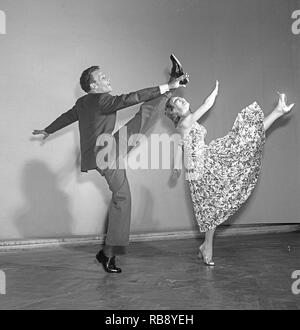 Charleston danse. Une danse nommée ainsi d'après les ville de Charleston, Caroline du Sud et a été popularisé aux États-Unis par un accord de 1923 appelé le Charleston. Le sommet pour le Charleston comme une danse par le public a été le milieu de 1926 à 1927. Photo Sonja Stjernquist et John Ivar Deckner dansant le Charleston 1950. Kristoffersson Photo ref BA67-10 Banque D'Images