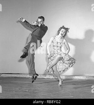 Charleston danse. Une danse nommée ainsi d'après les ville de Charleston, Caroline du Sud et a été popularisé aux États-Unis par un accord de 1923 appelé le Charleston. Le sommet pour le Charleston comme une danse par le public a été le milieu de 1926 à 1927. Photo Sonja Stjernquist et John Ivar Deckner dansant le Charleston 1950. Kristoffersson Photo ref BA67-9 Banque D'Images