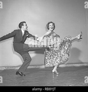 Charleston danse. Une danse nommée ainsi d'après les ville de Charleston, Caroline du Sud et a été popularisé aux États-Unis par un accord de 1923 appelé le Charleston. Le sommet pour le Charleston comme une danse par le public a été le milieu de 1926 à 1927. Photo Sonja Stjernquist et John Ivar Deckner dansant le Charleston 1950. Kristoffersson Photo ref BA68-7 Banque D'Images