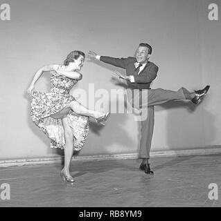 Charleston danse. Une danse nommée ainsi d'après les ville de Charleston, Caroline du Sud et a été popularisé aux États-Unis par un accord de 1923 appelé le Charleston. Le sommet pour le Charleston comme une danse par le public a été le milieu de 1926 à 1927. Photo Sonja Stjernquist et John Ivar Deckner dansant le Charleston 1950. Kristoffersson Photo ref BA68-8 Banque D'Images