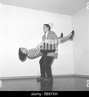 Jitterbug danse. Une danse popularisée aux États-Unis et la propagation par les soldats américains et les marins à travers le monde au cours de la seconde guerre mondiale. Photographié ici Erik Danielsen et Mlle Gunvor Johansson quand la danse Danse Jitterbug 1944. Photo : Kristoffersson ref K99-5 Banque D'Images