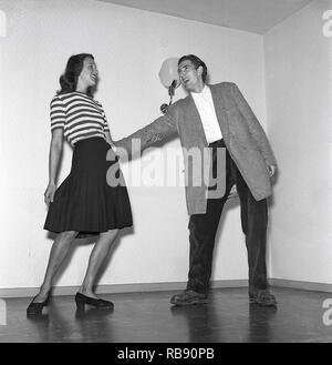 Jitterbug danse. Une danse popularisée aux États-Unis et la propagation par les soldats américains et les marins à travers le monde au cours de la seconde guerre mondiale. Photographié ici Erik Danielsen et Mlle Gunvor Johansson quand la danse Danse Jitterbug 1944. Photo : Kristoffersson ref K102-5 Banque D'Images