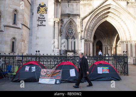 Vue générale des tentes devant la Royal Courts of Justice, où des manifestants campent à l'extérieur du plus grand complexe de tribunaux de Londres dans le cadre d'une protestation contre secret dans les tribunaux de la famille. Banque D'Images