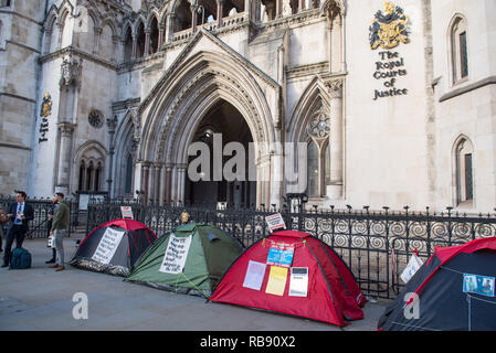 Vue générale des tentes devant la Royal Courts of Justice, où des manifestants campent à l'extérieur du plus grand complexe de tribunaux de Londres dans le cadre d'une protestation contre secret dans les tribunaux de la famille. Banque D'Images