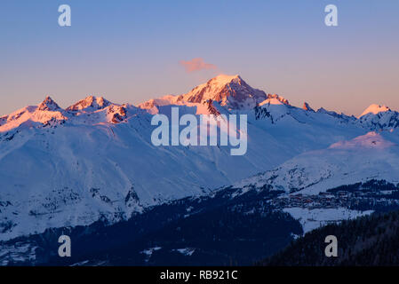 La lumière au coucher du soleil sur le Mont Blanc en Savoie, France, la plus haute montagne dans les Alpes et en Europe de l'ouest Banque D'Images