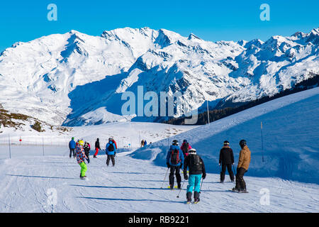 Les gens profiter de ski et snowboard pour les vacances d'hiver dans la région des Alpes avec le Mont Blanc en toile de fond, Les Arcs 2000, Savoie, France, Europe Banque D'Images