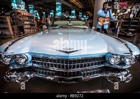Cadillac Vintage dans une boutique de souvenirs. Los Angeles. Banque D'Images