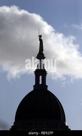 FW Pomeroy de Justice la statue se tient au sommet de la Cour pénale centrale, bâtiment Old Bailey, London. Banque D'Images