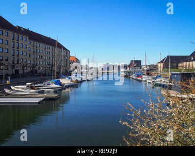 Vue de l'architecture contemporaine et de l'eau de canaux le quartier de Christianshavn à Copenhague, Danemark Banque D'Images