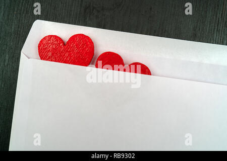 Deux coeurs rouges dans une enveloppe blanche. Banque D'Images